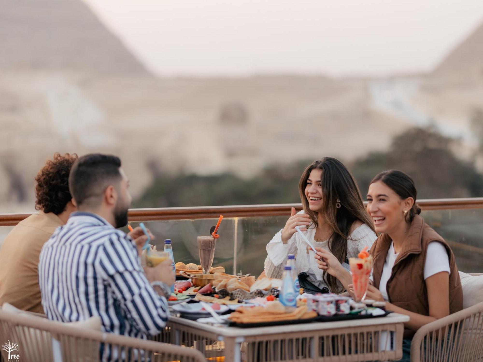 Tree Lounge Pyramids View Inn , Sphinx Giza Kafret el-Gabal المظهر الخارجي الصورة
